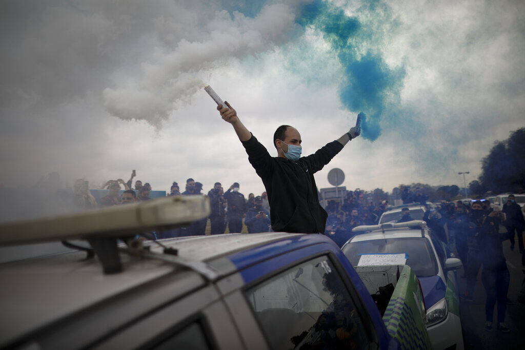 APTOPIX Virus Outbreak Argentina - Police Protest